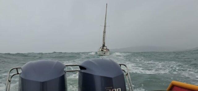 Equipes do 1ºBBM resgatando veleiro e vítima de acidente veicular