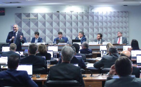 Foto de Eric Fidelis durante audiência na CPMI