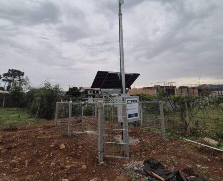 Imagem de uma estação meteorológica em funcionamento