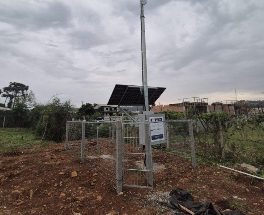 Imagem de uma estação meteorológica em funcionamento