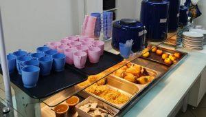 Estudantes desfrutando do café da manhã no RU da UFSC Blumenau