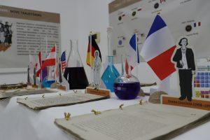 Ilustração da exposição sobre mulheres e a tabela periódica