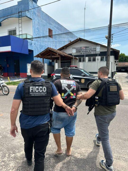 Membros de facção criminosa sendo presos