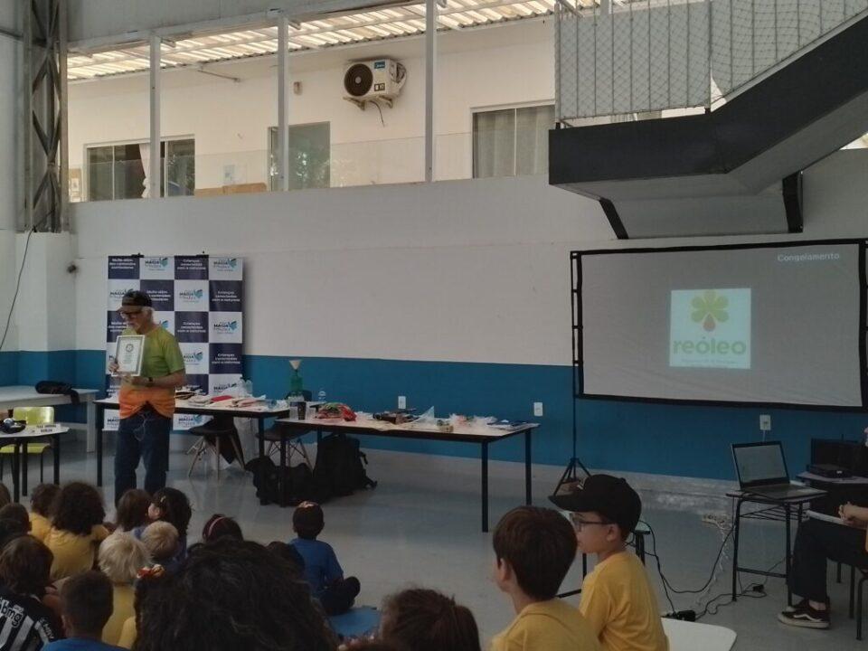 Falcão palestra sobre reciclagem de óleo de cozinha