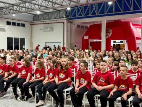 Crianças certificadas na formatura do Bombeiro Mirim em Salete