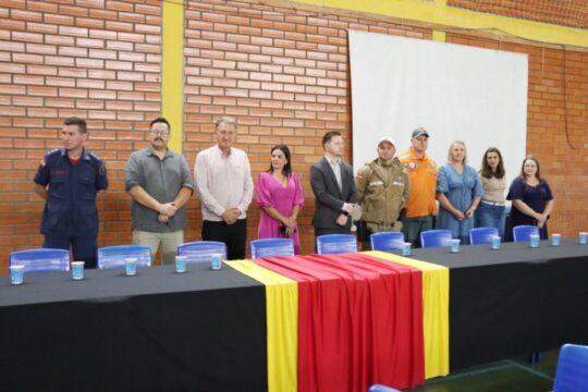 Crianças recebendo certificados na formatura do Bombeiro Mirim em Taió