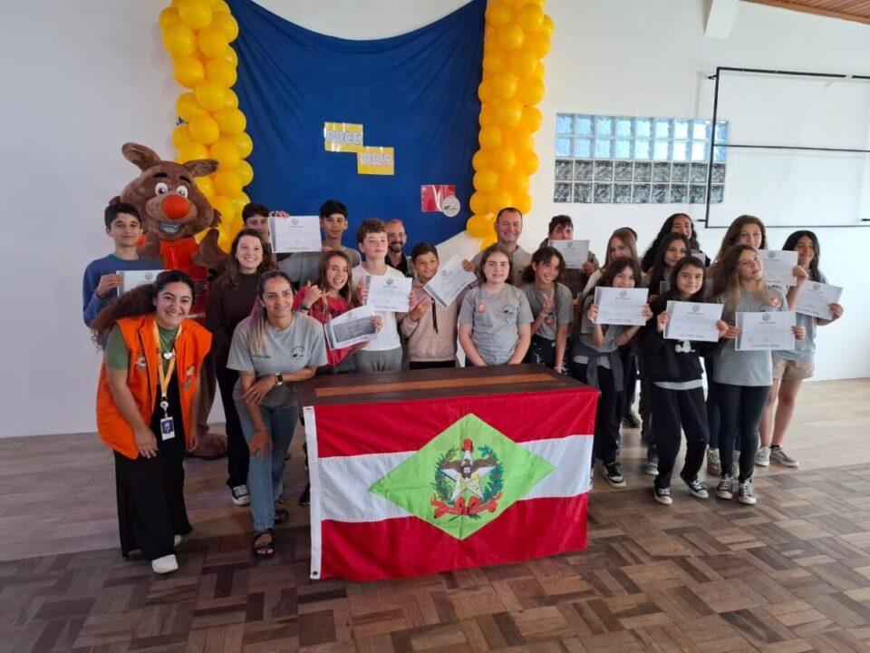 Alunos formandos do Programa Defesa Civil na Escola