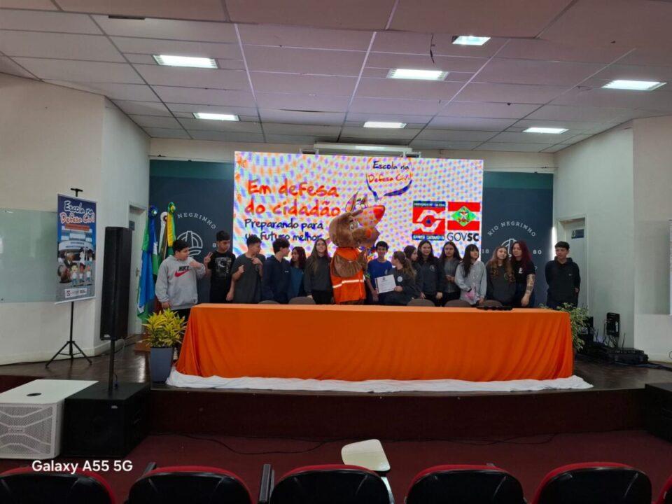 Alunos comemorando formatura do Programa Defesa Civil na Escola em Rio Negrinho