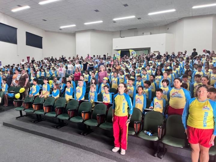 Crianças formadas no Programa Golfinho em Tijucas