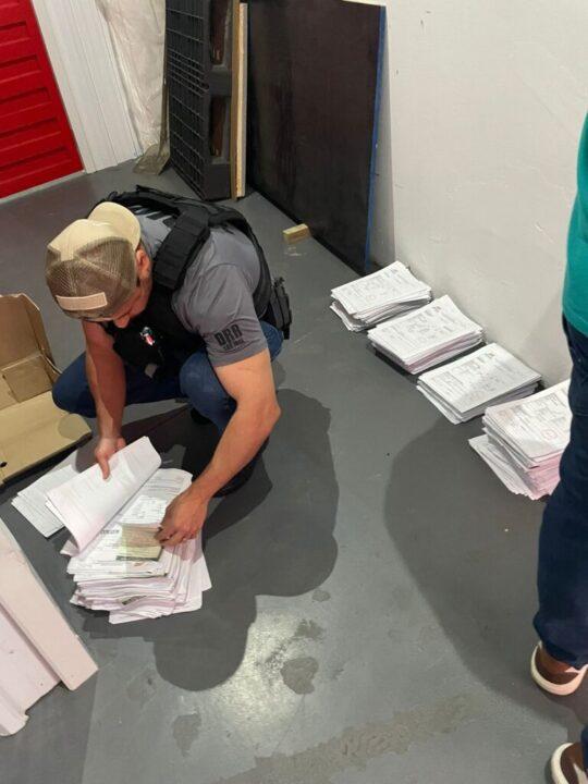 Ilustração de documentos e selos com a logo da Polícia Civil de Santa Catarina