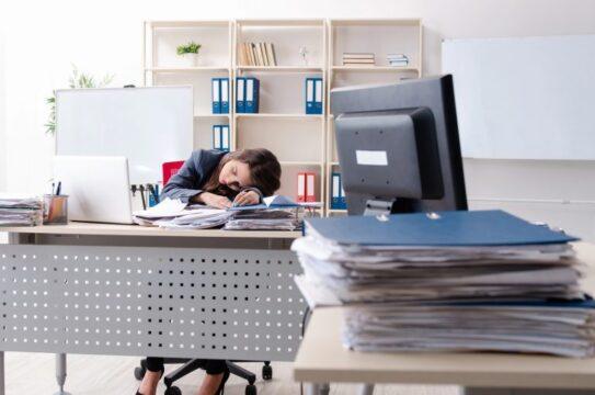 Trabalhadores em debate sobre a escala 6x1 no comércio