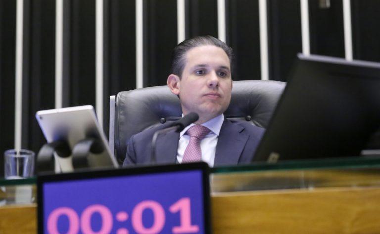 Pai com bebê nos braços