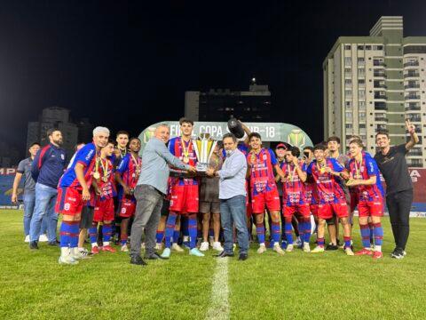 Troféu da Copa Santa Catarina Sub-18 2025 sendo entregue ao Marcílio Dias