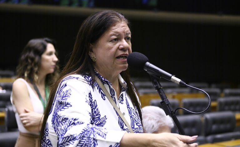 Foto de mãe e filho matriculando-se em escola com prioridade devido à violência doméstica