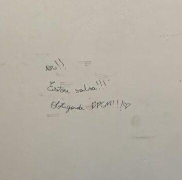 Criança escrevendo mensagem na parede