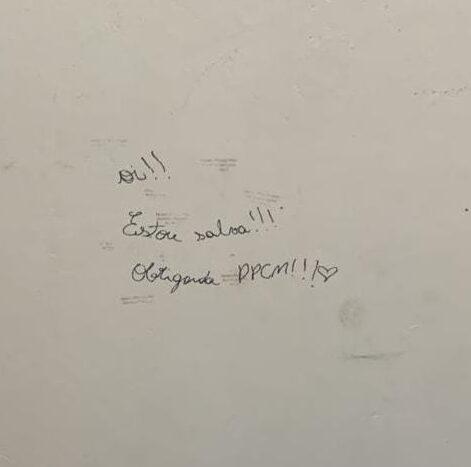 Criança escrevendo mensagem na parede