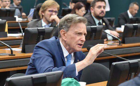 Imagem de um mergulhador trabalhando no fundo do mar