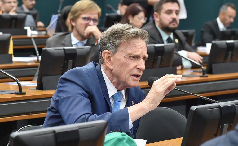 Imagem de um mergulhador trabalhando no fundo do mar