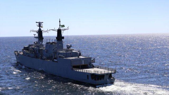 Navios de escolta com sistemas de proteção marítima