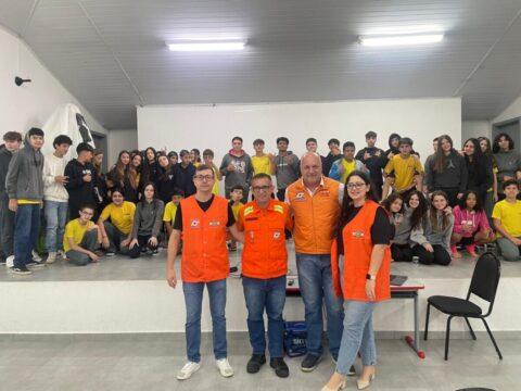 Adolescentes participando da palestra da Defesa Civil