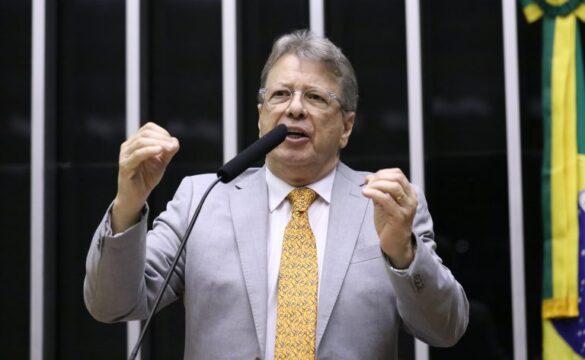 Mulher sendo protegida