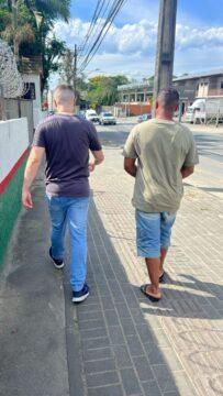 Homem sendo detido pela Polícia Civil de Santa Catarina em Blumenau