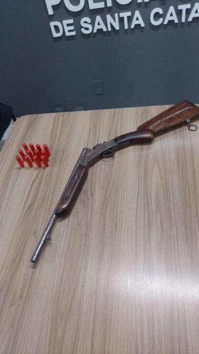 Homem detido com arma e munições em Chapecó