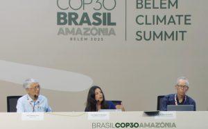 Foto da professora Regina Rodrigues na coletiva de imprensa da COP 30