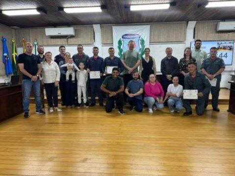 Bombeiros do 9º Batalhão de Bombeiros Militar (9ºBBM) sendo homenageados na Câmara de Vereadores de Canoinhas