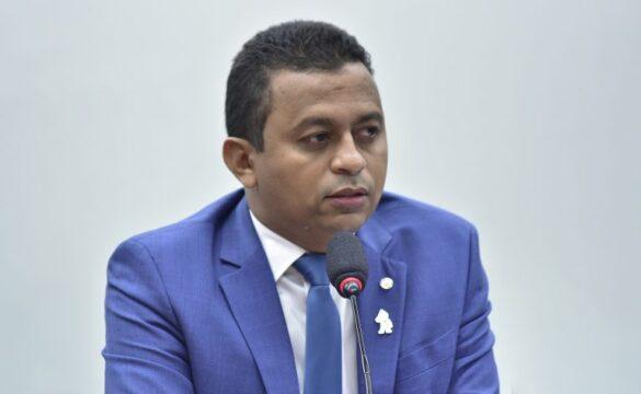 Estudante com autismo realizando prova adaptada