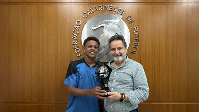 Ray Santos, jogador do Barra FC premiado como craque do Catarinense Sub-15 A