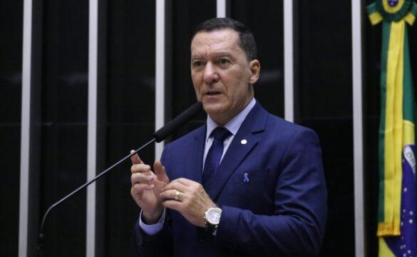 Engenheiros emitindo laudos de inspeção em edificações atingidas por desastre