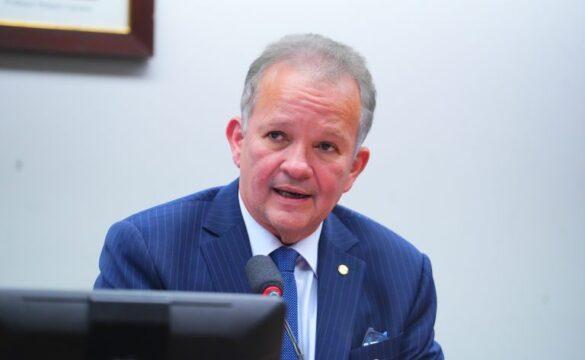 Profissional criando obra de arte