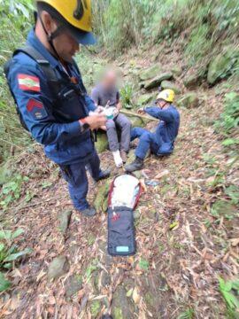 Equipe de Bombeiros em ação de resgate em trilhas