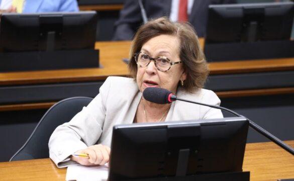 Ilustração de mãos segurando coração quebrado