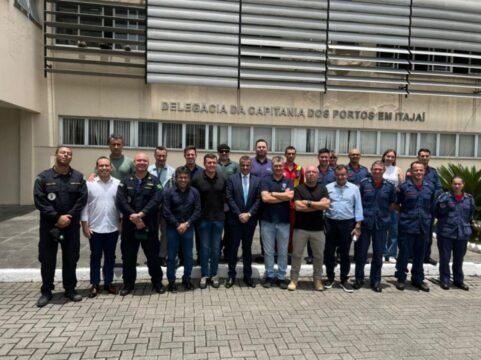 Reunião de órgãos de segurança para proteção no mar em Itajaí