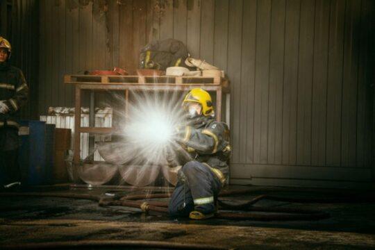 Alunos praticando combate a incêndio