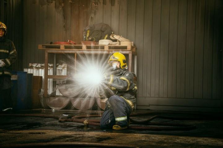 Alunos praticando combate a incêndio