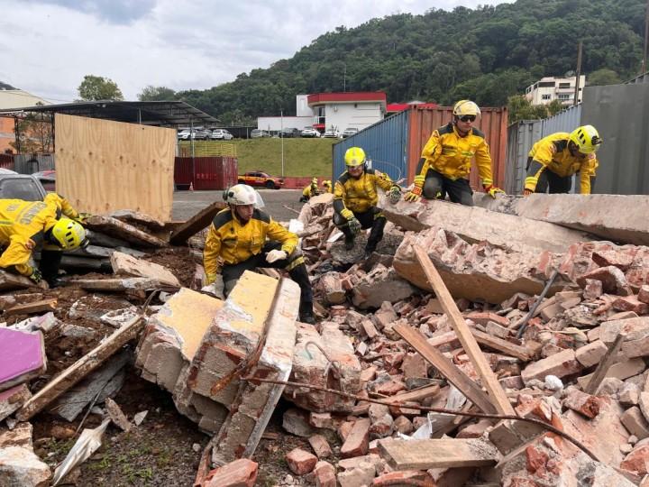 Bombeiros realizando simulação de resgate em estruturas colapsadas