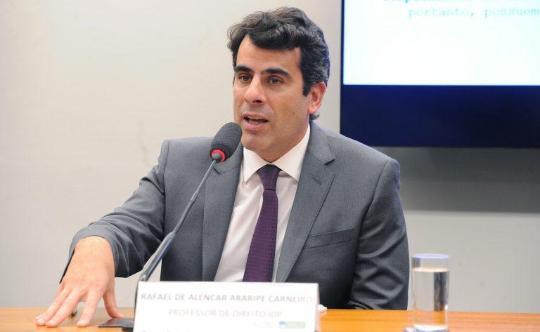 Imagem representativa de uma audiência sobre interdição abusiva de idosos