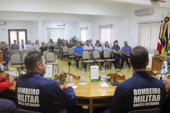Assinatura de representantes do CBMSC e do município de Treze Tílias