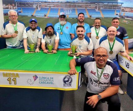 Imagem ilustrativa da equipe do Avaí Futmesa com a taça da Supercopa SC 2025