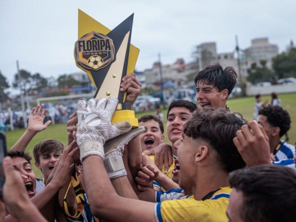 Imagem dos jogadores do Avaí Sub-12 e Sub-14 com os troféus da Floripa Cup 2025