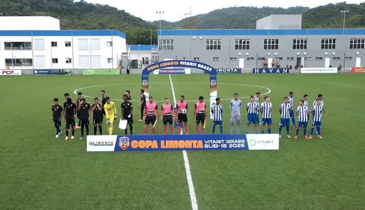 Jogadores do Avaí Sub-15 comemorando vitória sobre a Seleção do Peru na Copa Limonta Sub-15