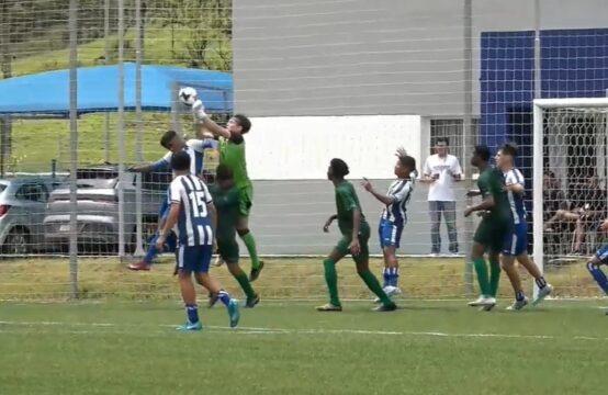 Jogadores do Avaí e Coritiba em campo