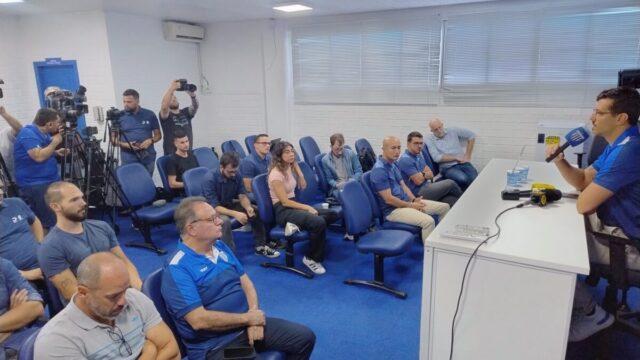 Imagem da coletiva de imprensa com Bernardo Pessi, Pedro Costa e Cauan de Almeida