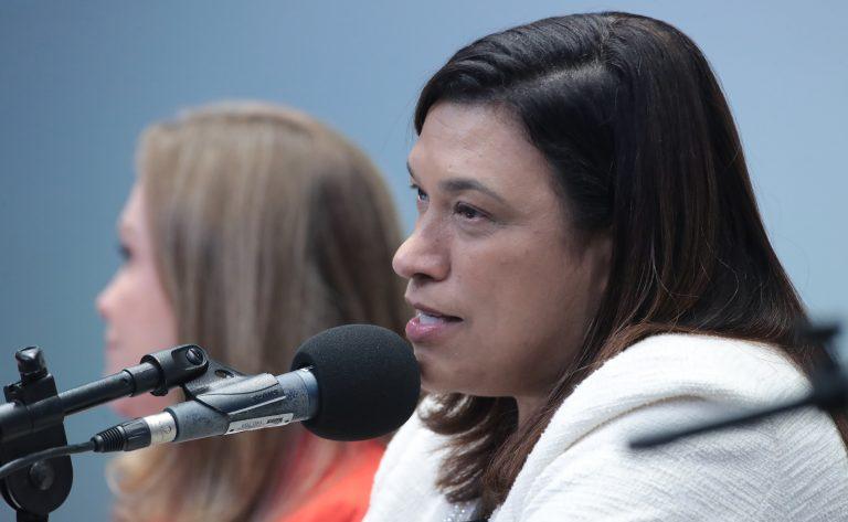 Exemplar da Bíblia em uma prateleira de biblioteca