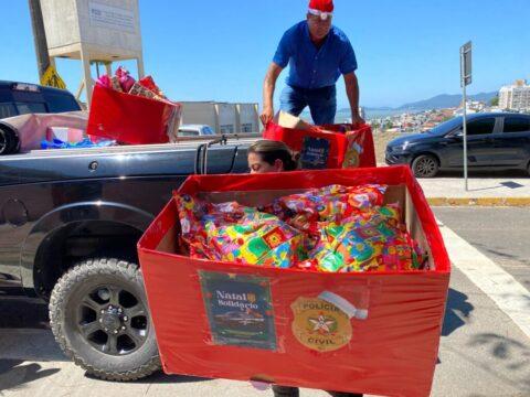 Brinquedos sendo distribuídos para crianças em creche