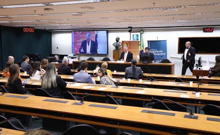 Mulher aplicando protetor solar