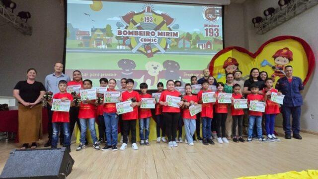 Crianças do CBMSC recebendo certificados